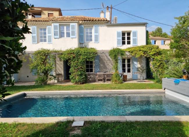 Construire une piscine pour valoriser un bien immobilier