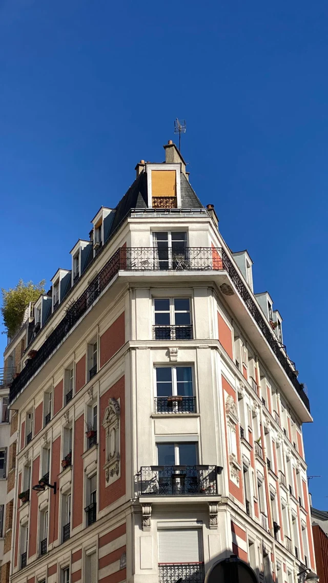 Les meilleurs villes pour investir en immobilier en 2025💫

Si vous souhaitez investir en immobilier, l’un des facteurs de rentabilité à surveiller est le rendement locatif !

🔍 C’est quoi, le rendement locatif ?

C’est le pourcentage que vous pouvez gagner chaque année grâce aux loyers, par rapport au prix d’achat du bien.

Formule simple :

👉 (Loyer annuel / Prix d’achat) x 100 = Rendement en %

Plus il est élevé, plus l’investissement est rentable 💰

Dans les villes du top 10, vous pouvez retrouvez nos équipes et nos chasseurs en Bretagne, à Bordeaux, et dans les Pays de la Loire ✅

Source : Agence Manda (études de marché immobilier et données INSEE)

#immobilier #immo #immobilierdeluxe #maison
#appart #chasseurimmobilier
#investissementimmobilier 
#appartementalouer #appartementparisien 
#aesthetic #aesthetichome #aesthetichomedecor
#interieurdeco #atteindresesobjectif #expat #expatlife